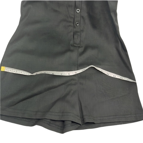 The Chic‎ Essence: Button-Front Romper for Effortless Elegance - Picture 4 of 6